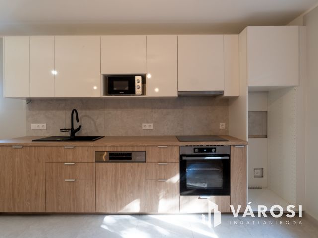 Első emeleti lakás az Aranyparton