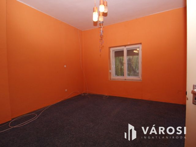 Kis lakás kis kerttel