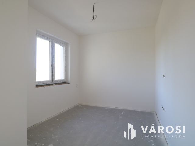 Emeltszintű szerkezetkész ikerház,  Új-petőfi telepen eladó!