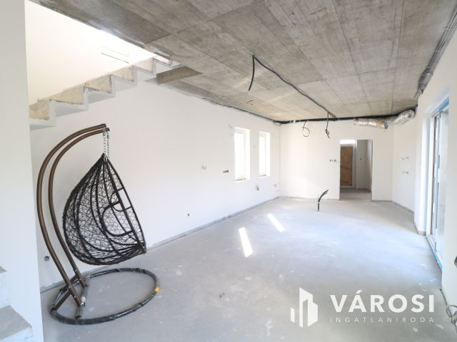 Emeltszintű szerkezetkész ikerház,  Új-petőfi telepen eladó!