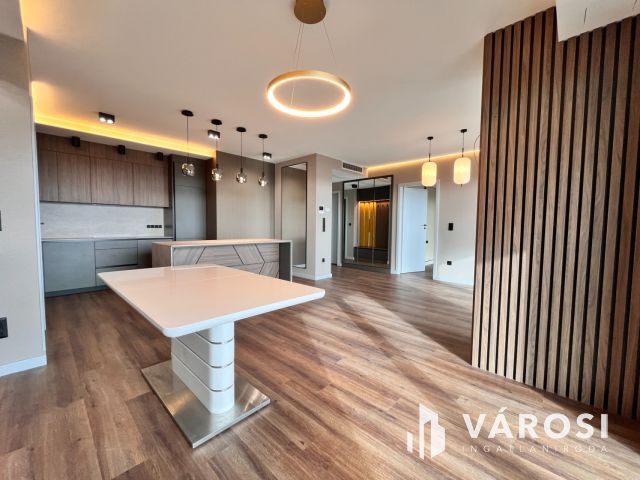 Ébredj a város felett – 91 m² luxus az Egyetem Towerben