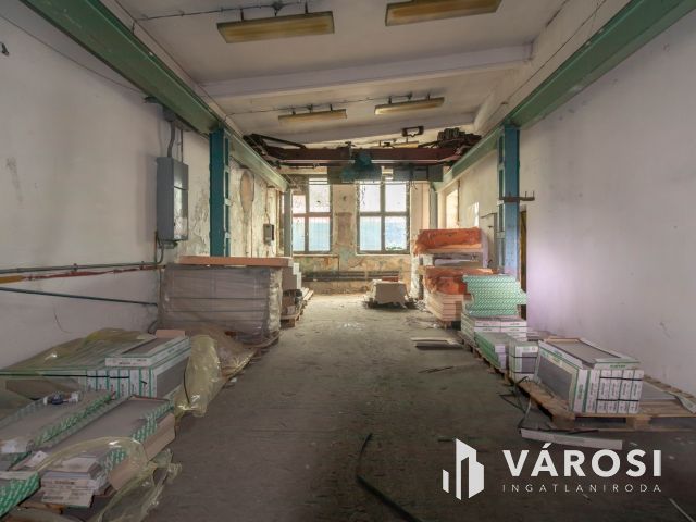 3018 m2-es raktár eladó a XXI. ker-ben, Csepel ipari részén