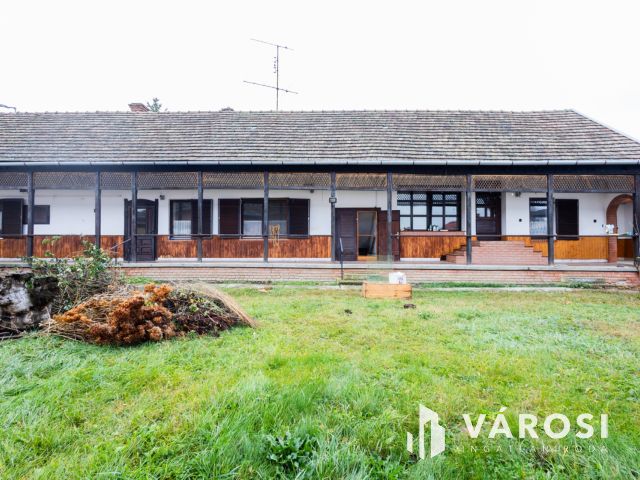 Jó szerkezet, egyedi elrendezés a belvároshoz közel