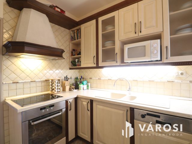 4/1. ben. 2 lakás ,1 garázs, 1 beálló !