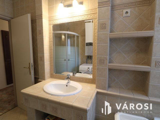 4/1. ben. 2 lakás ,1 garázs, 1 beálló !