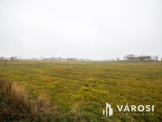 13 522 m² egybefüggő telek forgalmas főút mellett
