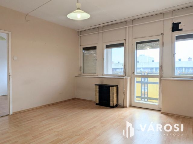 Mesterhármas: belváros, 3 szoba, erkély!