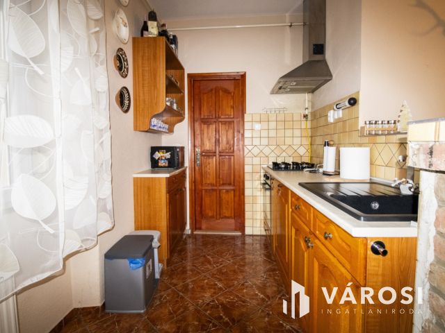 Belvárosi, teljesen felújított ház, üzlettel- Szarvason