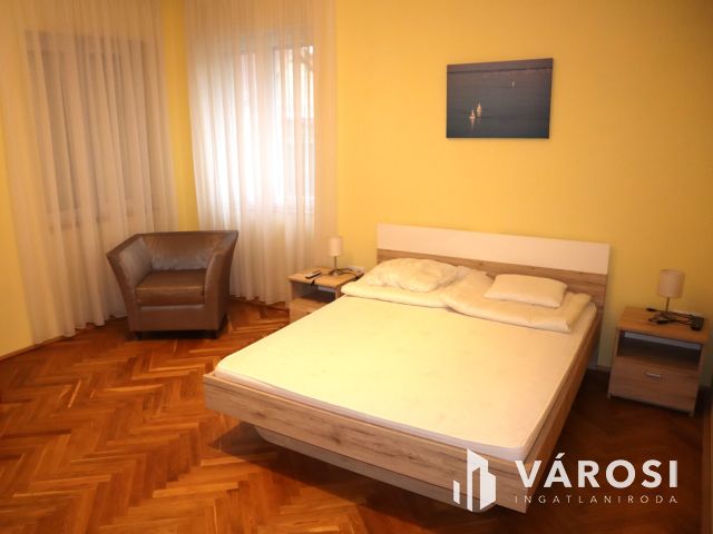 10 lakóegységes üdülőház Siófok Ezüstpartján eladó