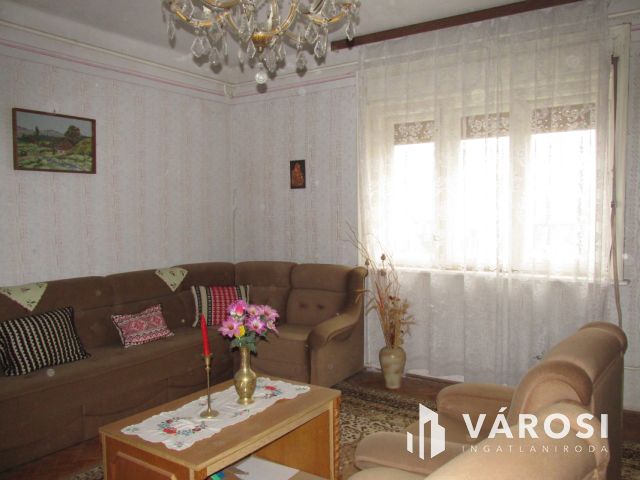 3 szobás családi ház, gazdasági épületekkel.