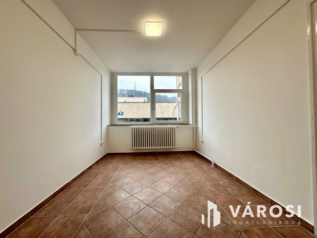 Belvárosi irodaházban felújított irodák kiadók!