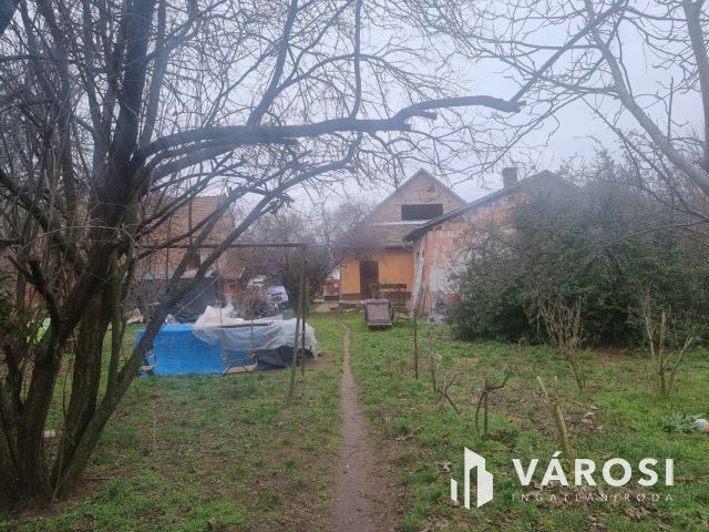 Hatalmas telek Vecsés közkedvelt részén!