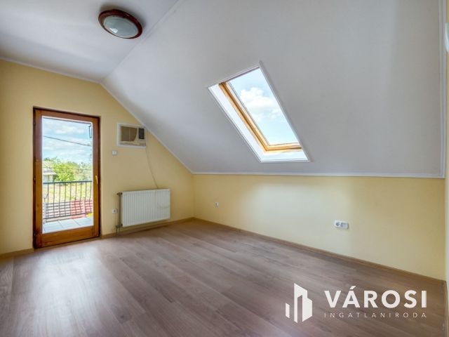 Medencés apartmanház Kőröshegyen eladó