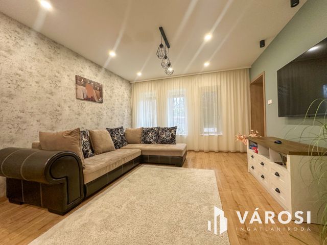 Hunyadi krt.-on felújított családi ház eladó!