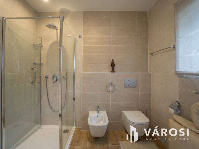 Modern, belső kétszintes családi ház remek panorámával!