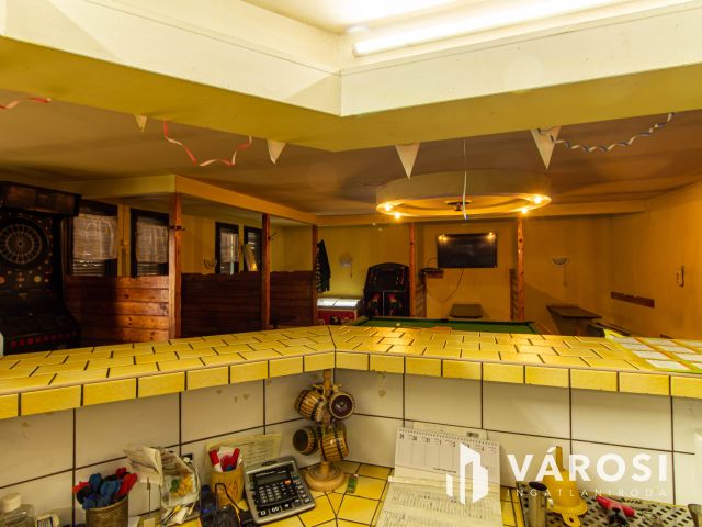 Közműves telek bővíthető épülettel eladó