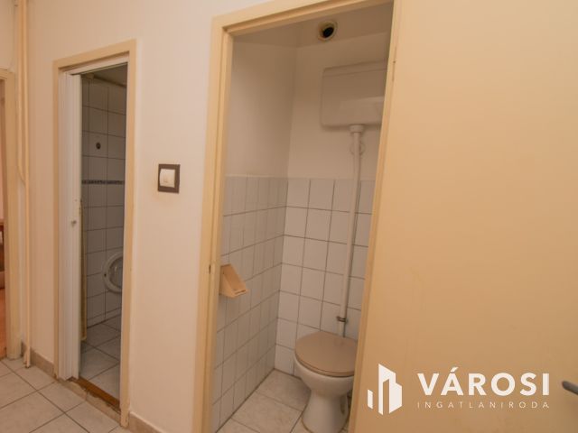 2 szobás, francia erkélyes panel lakás Győr–Magyar utcában