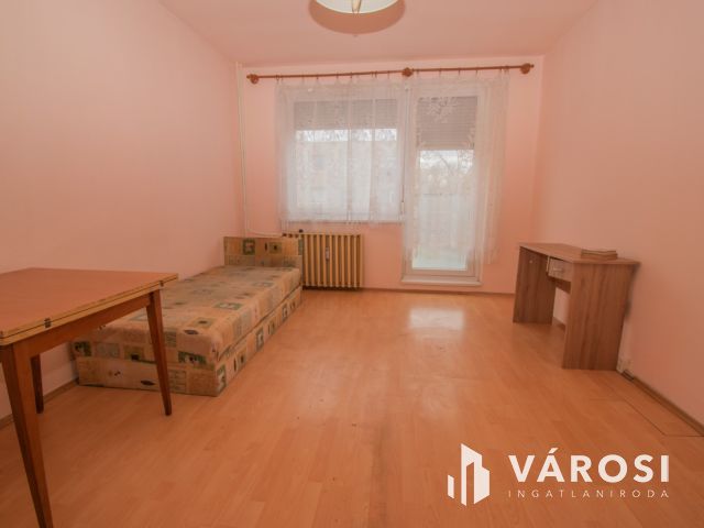 2 szobás, francia erkélyes panel lakás Győr–Magyar utcában