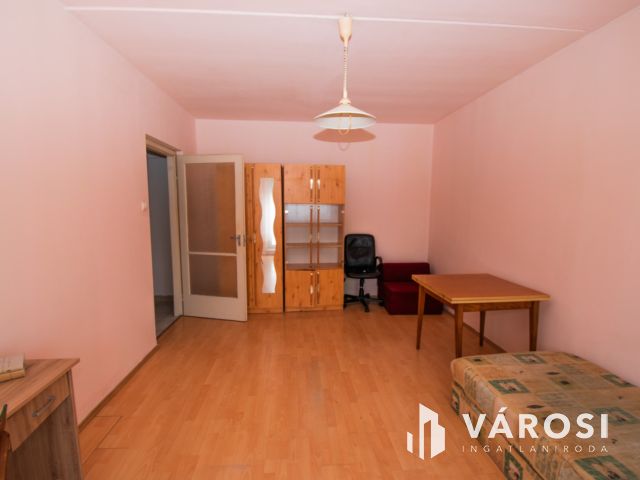 2 szobás, francia erkélyes panel lakás Győr–Magyar utcában