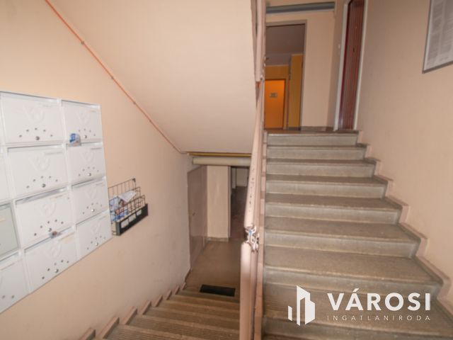 2 szobás, francia erkélyes panel lakás Győr–Magyar utcában