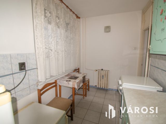 2 szobás, francia erkélyes panel lakás Győr–Magyar utcában