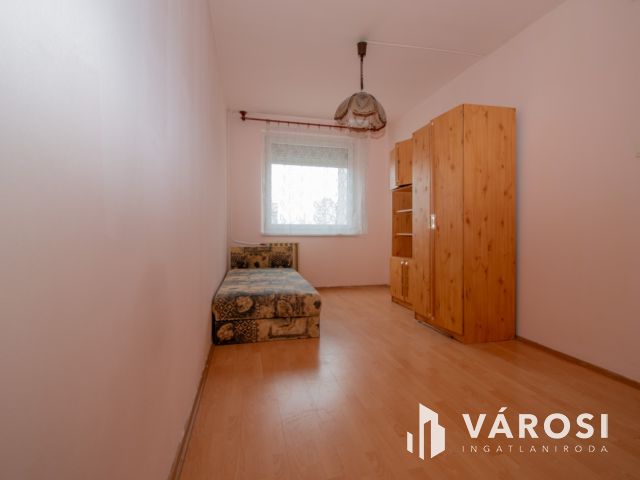 2 szobás, francia erkélyes panel lakás Győr–Magyar utcában