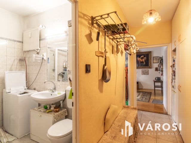 Erkélyes, világos, 2 szobás panel a Kerényi Károly utcában