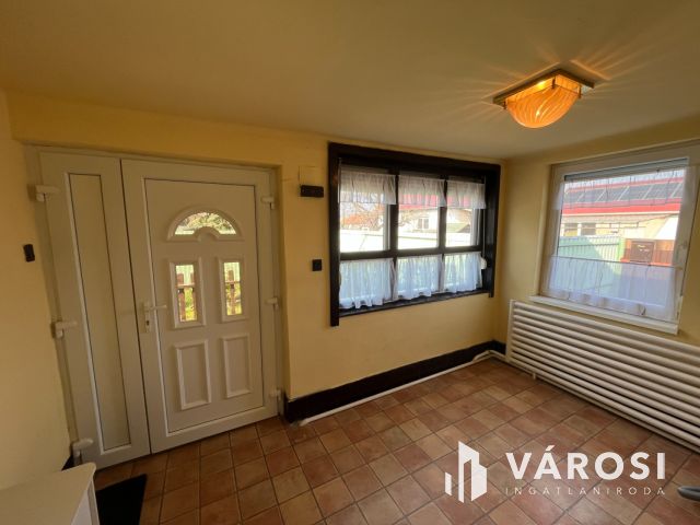 Debrecen mellett jó helyen, családi ház eladó!