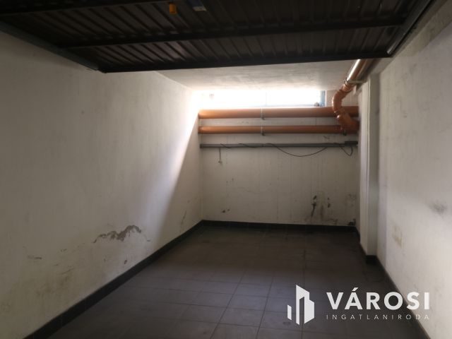 Bal fasor elején, garázs kaidó.