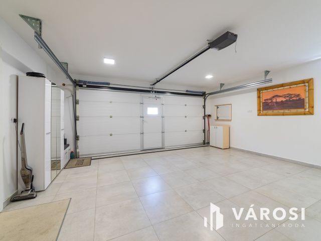 Panorámás luxus családi ház medencével Csömörön eladó!