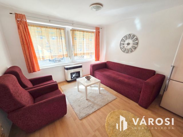 Hangulatos házikó zöld övezetben