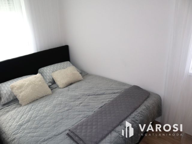 Újszerű, földszinti, kertkapcsolatos lakás Sóstón eladó