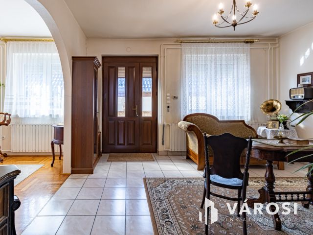 Turai kastély mellett, 4 szoba, nappalis családi ház eladó