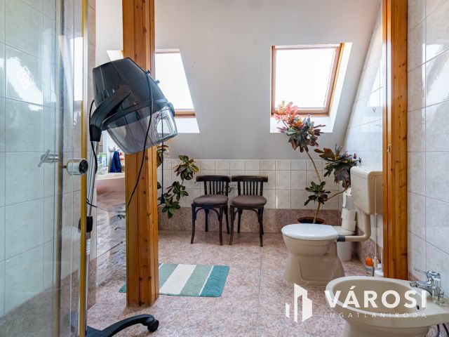 Turai kastély mellett, 4 szoba, nappalis családi ház eladó