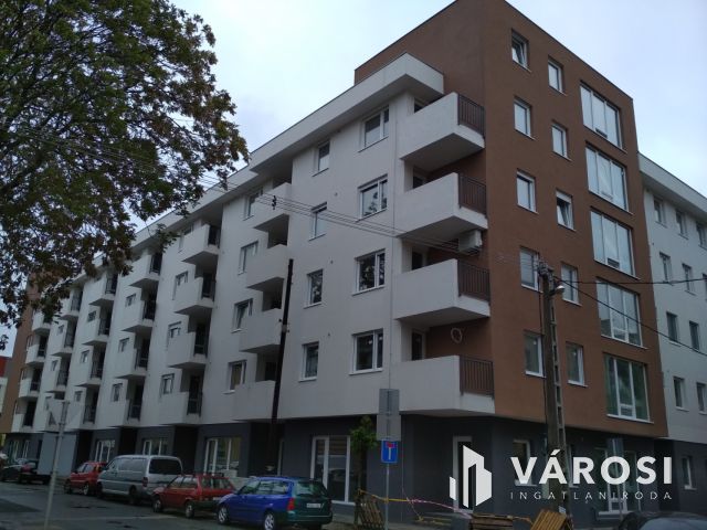 Utcafronti, kirakatos üzlethelyiség az Árkád szomszédságában