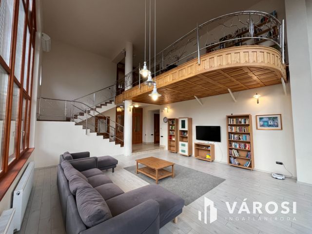 Debreceni Klasszikus Stílusú Impozáns Ingatlan Eladó!