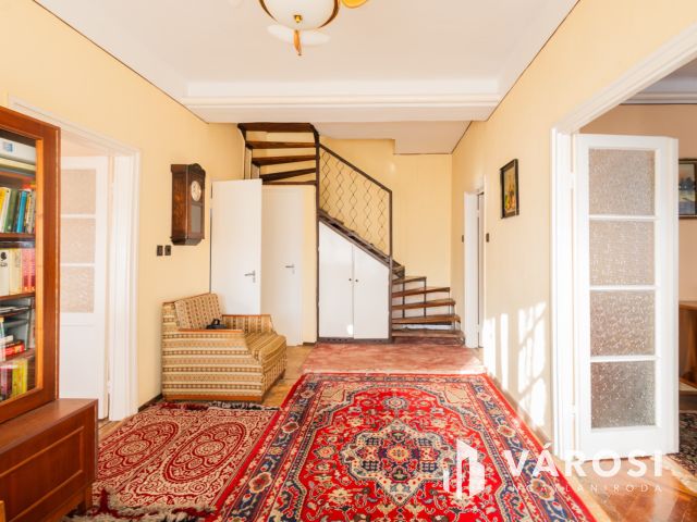 Napfényes családi ház, jó szerkezettel, a Várhoz közel