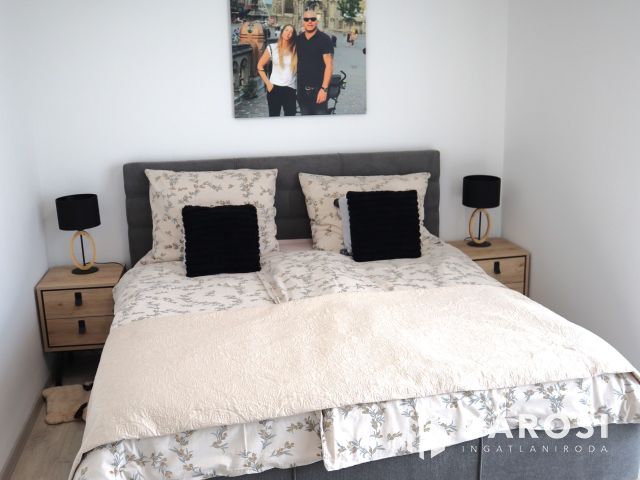 Részben panorámás luxus ikerfél Szabadifürdőn eladó