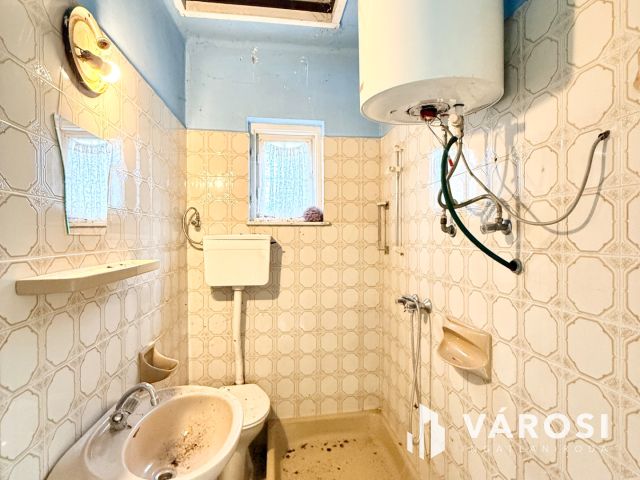 Balatoni panorámás, 2222 m²-es telek, felújítandó házzal