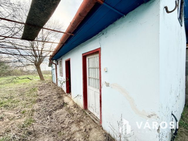 Balatoni panorámás, 2222 m²-es telek, felújítandó házzal