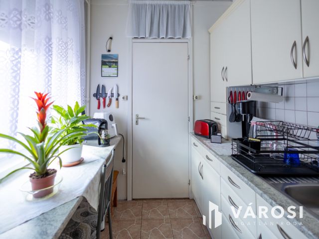 Loggiás panellakás ötszintes házban a Csorba utcában eladó