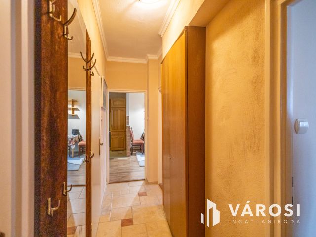 Belvárosi lakás, felújítva – csak költözni kell!