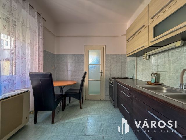 Meredek úton 2 szobás, erkélyes lakás eladó!