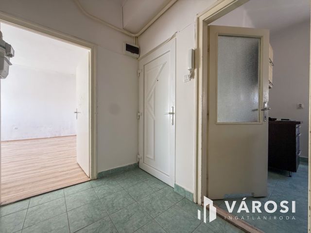 Meredek úton 2 szobás, erkélyes lakás eladó!