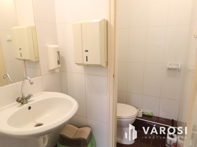 Szilléri sugárúton üzlethelyiség kiadó.