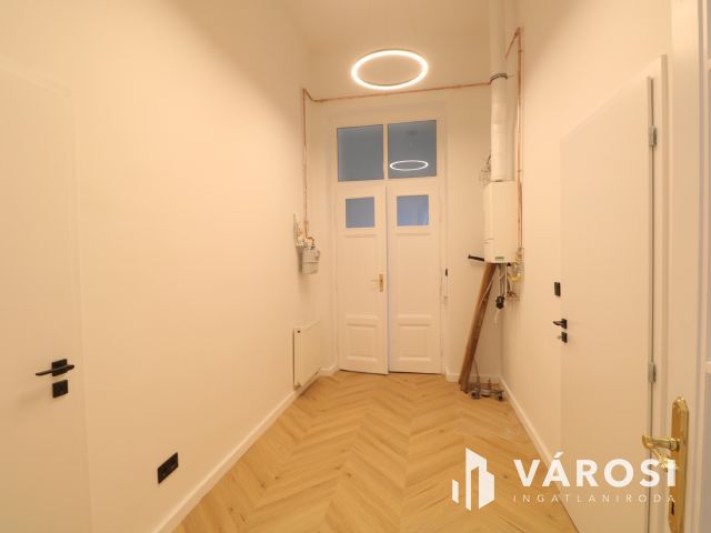 Belvárosi 1. emeleti modern lakás kiadó.