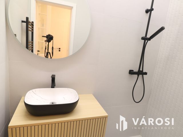 Belvárosi 1. emeleti modern lakás kiadó.