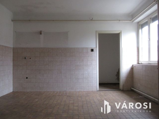 Kétszintes családi ház Dejtár központjához közel