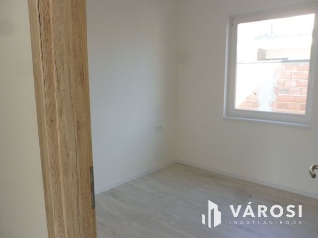 Újszegedi,nyugis,zöld-környezetben ház eladó.