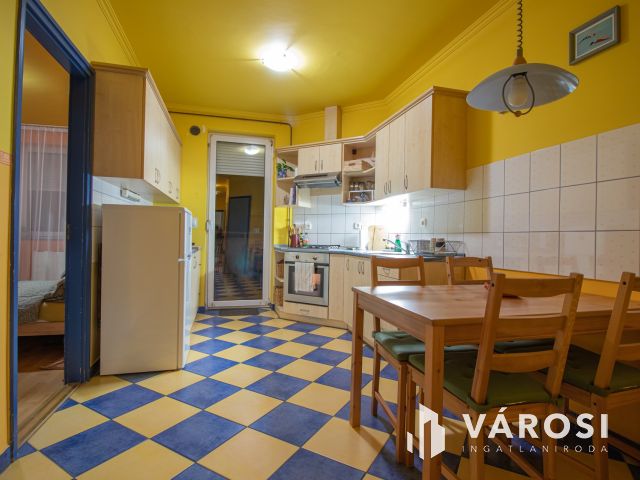 Bútorozatlan lakás garázzsal a Nádas utcában!